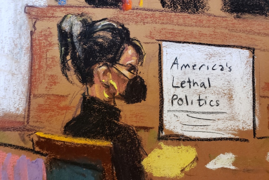 Uno schizzo di una donna in tribunale con un articolo di giornale visualizzato sullo sfondo. 