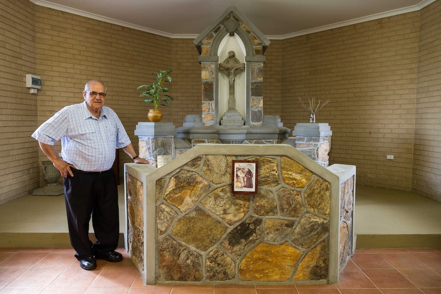 Louie Sgambelluri with the shrine built by Italian internees