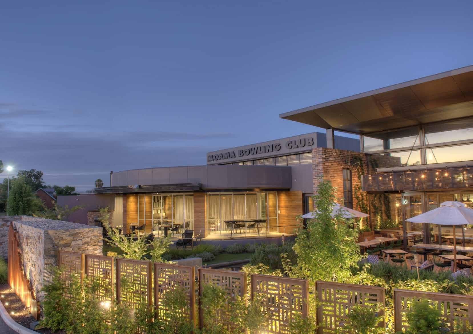 A building with a sign that says Moama Bowling Club