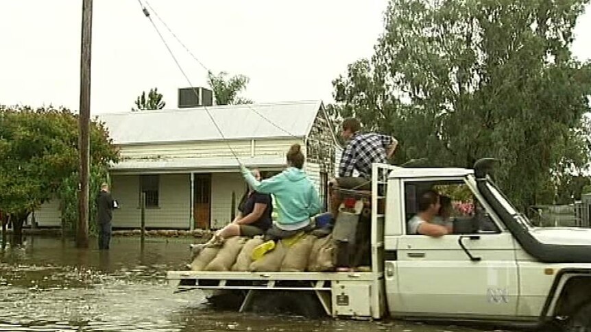 Waters rise in northern Victoria