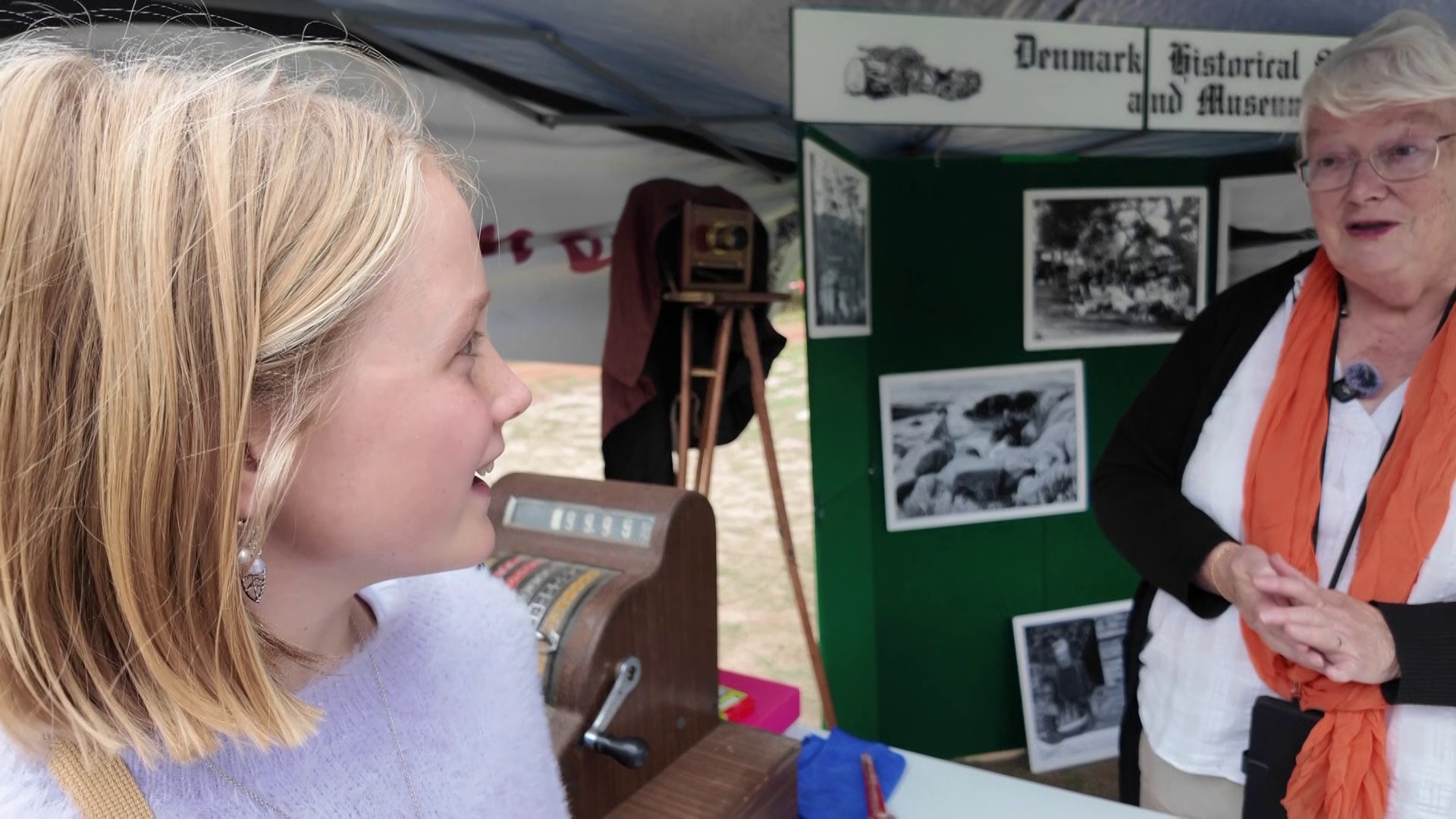 Una mujer habla con una joven.