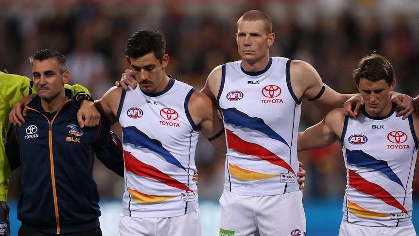 Crows observe a minute's silence in honour of Phil Walsh