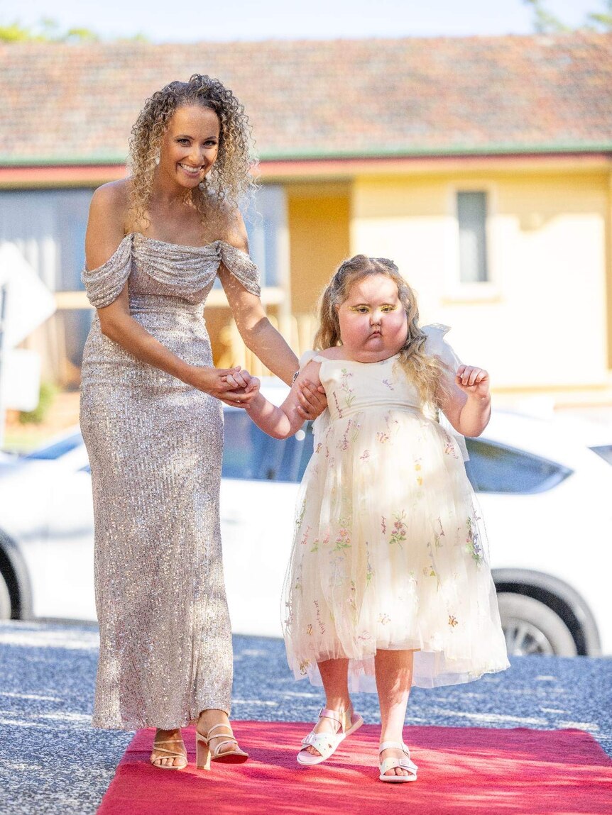 Ruby walks the red carpet with mum Hannah.
