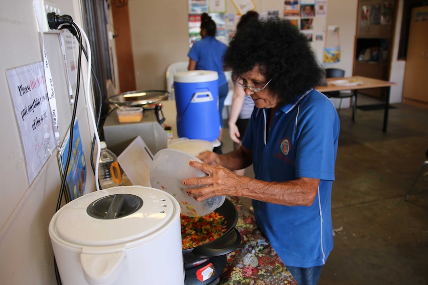 Aunty Pearl Slater teaches Tamworth mums to paint and do craft in the Gomeroi gaaynggal arts studio.