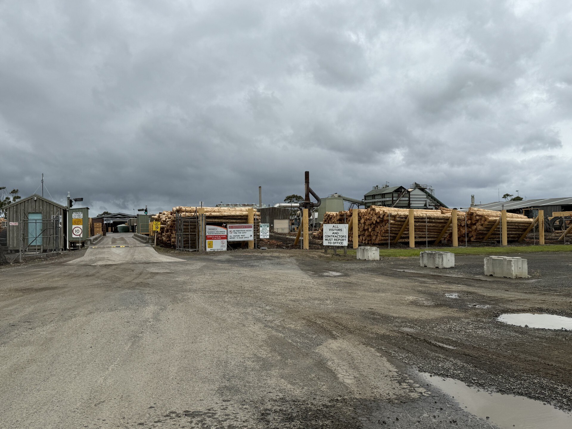 Imagem das portas de entrada de uma serraria em Yarram, Gippsland. 