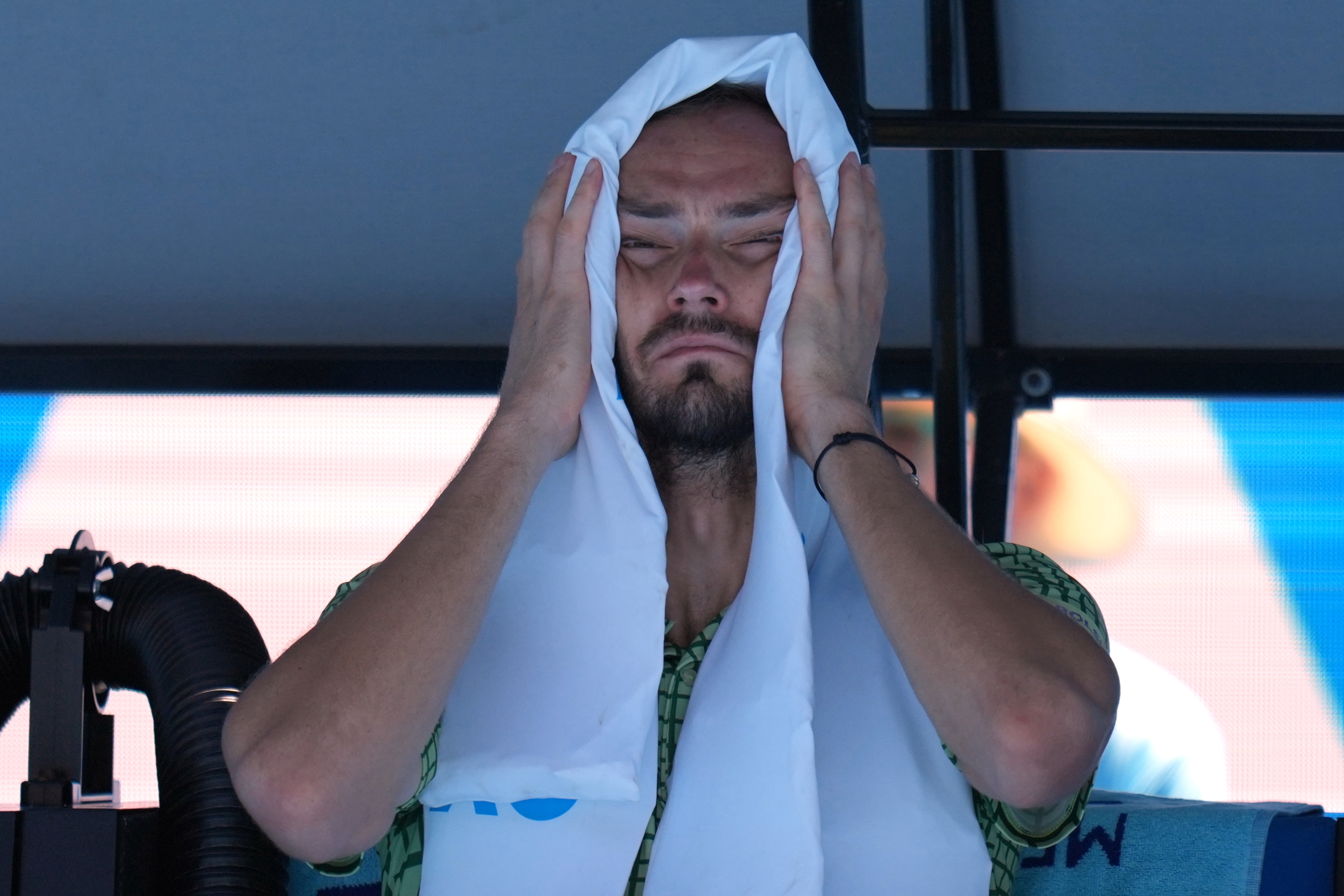 Daniil Medvedev com uma toalha na cabeça no Aberto da Austrália.