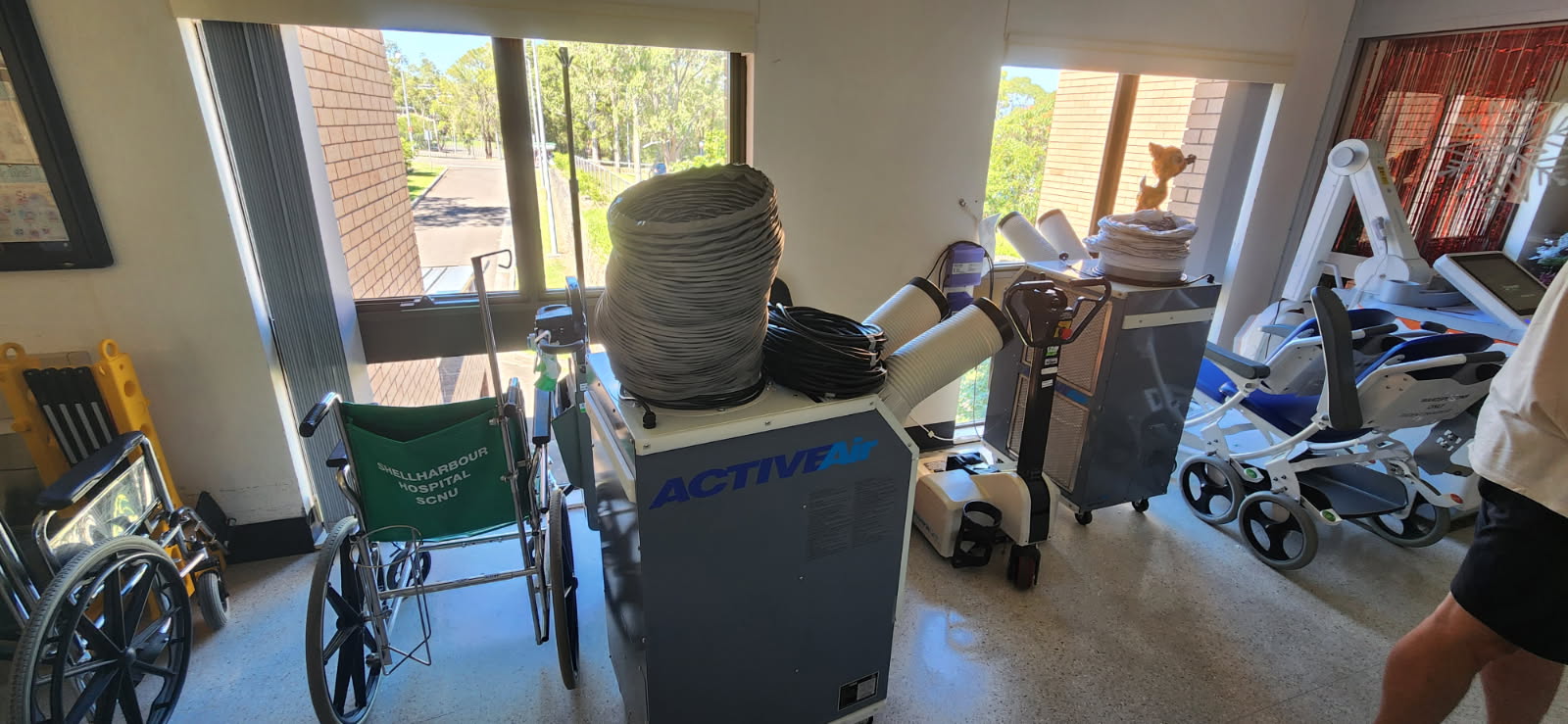 Imagen de un aire acondicionado y suministros hospitalarios.