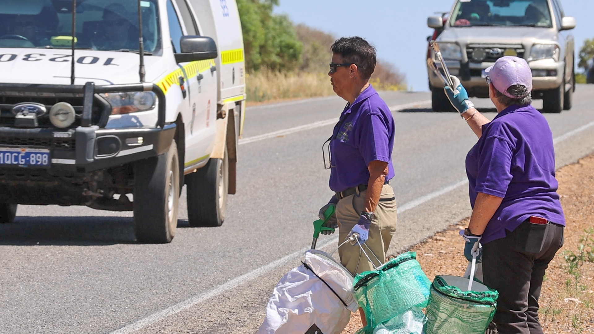 Glenda Green acena para os carros na beira da estrada.