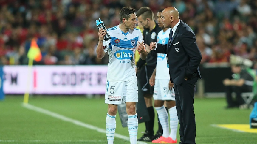 Muscat gives Milligan some touchline advice