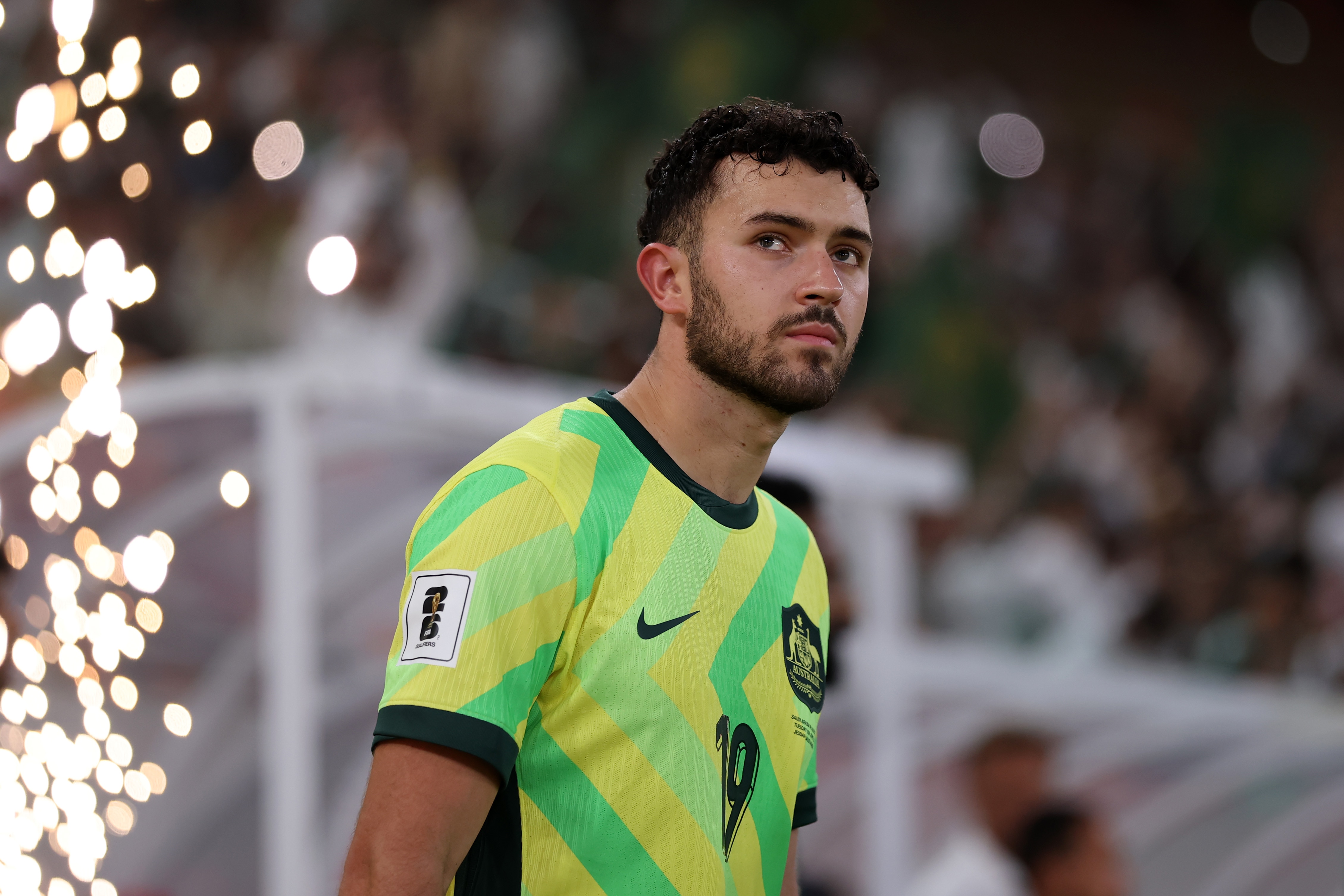 O jogador do Socceroos, Patrick Yazbek, com uma expressão séria ao entrar em campo