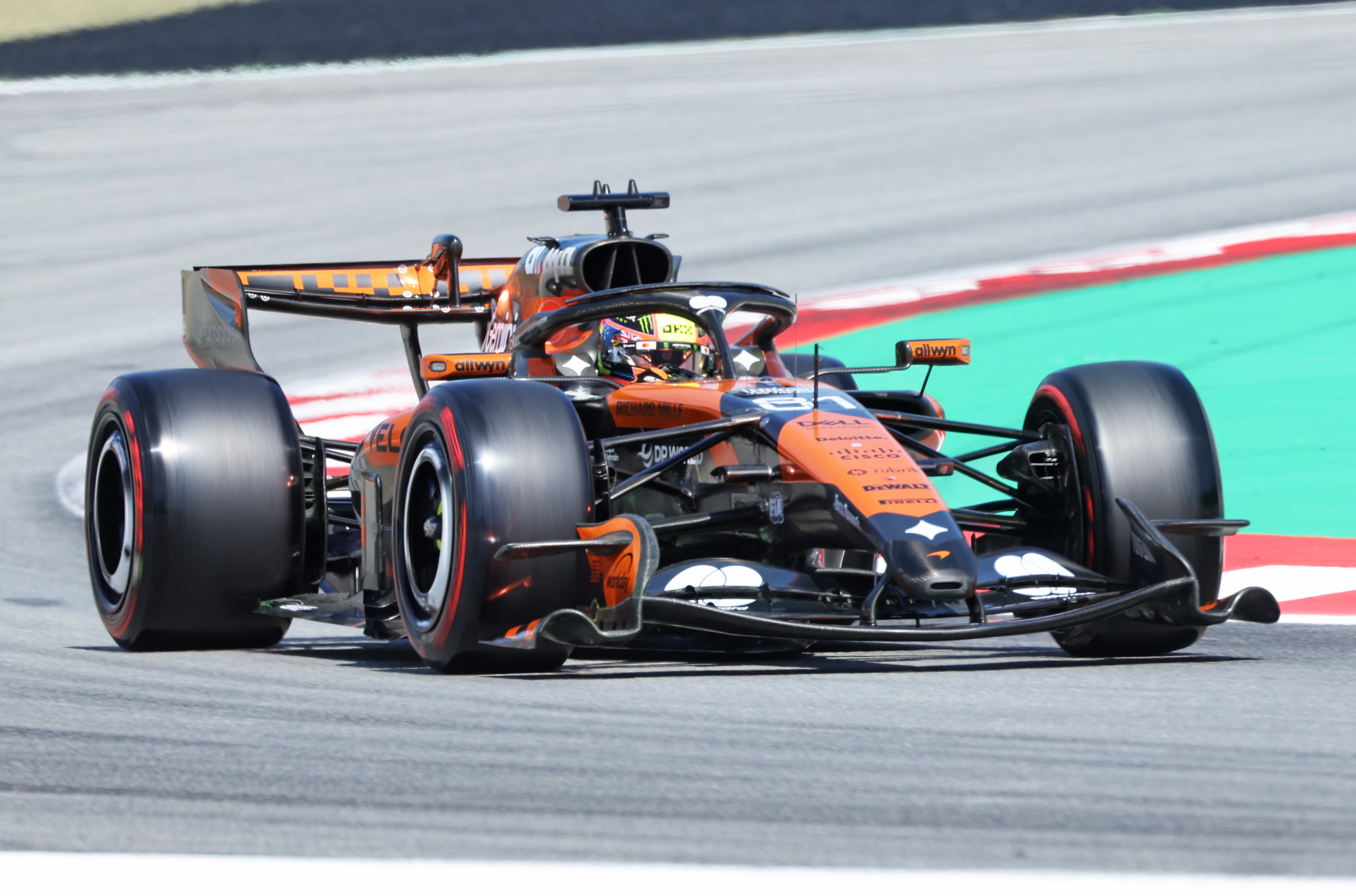 Live: Piastri loses early gain, F1 championship leader pledges 'full attack'