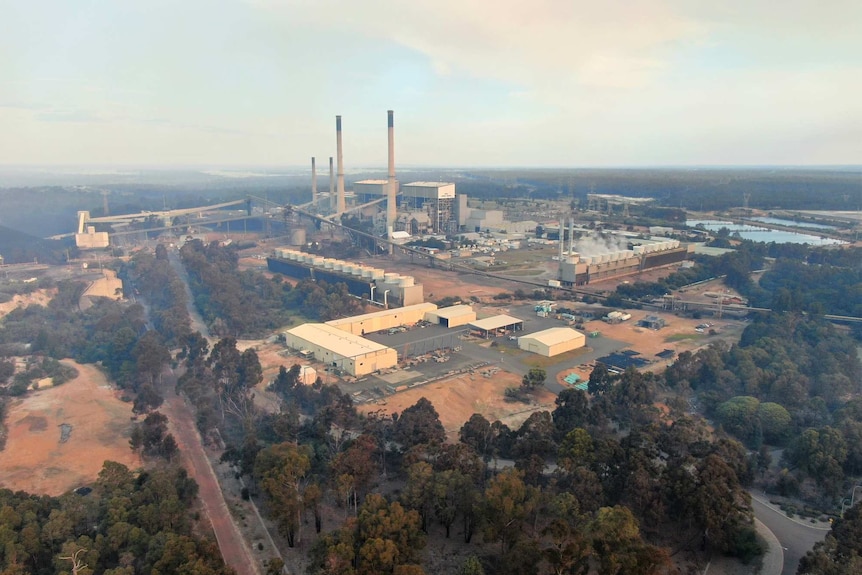 Une photo aérienne d'une centrale électrique au charbon.