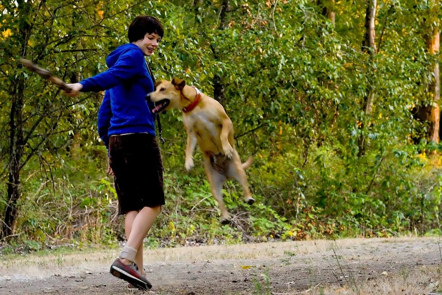 Michelle Williams playing with a dog in the 2008 film Wendy and Lucy