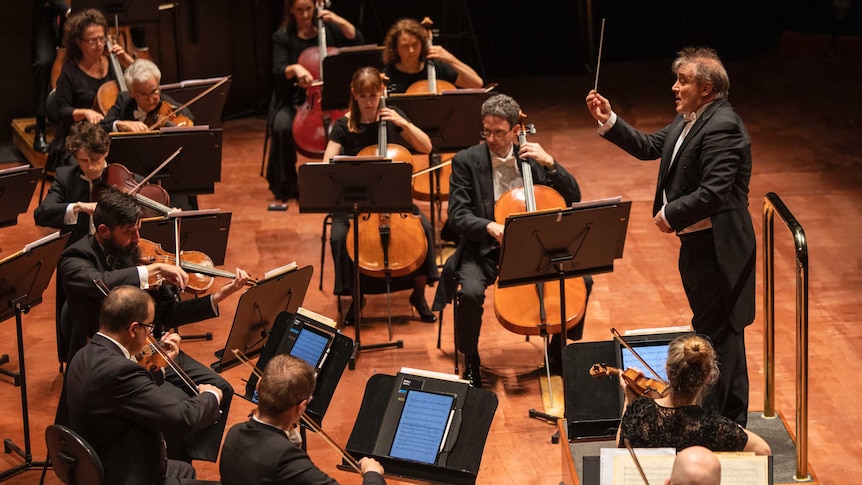 Jaime Martín conducts the Melbourne Symphony Orchestra.