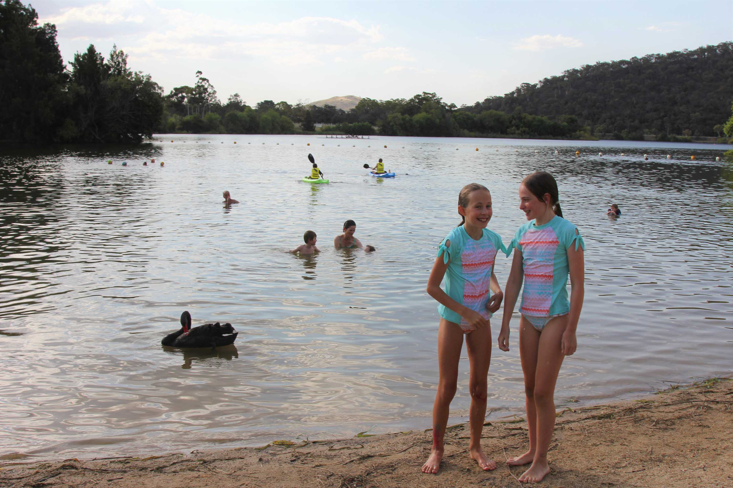 Heatwave causing Canberrans to brave the notsopopular waters of Lake