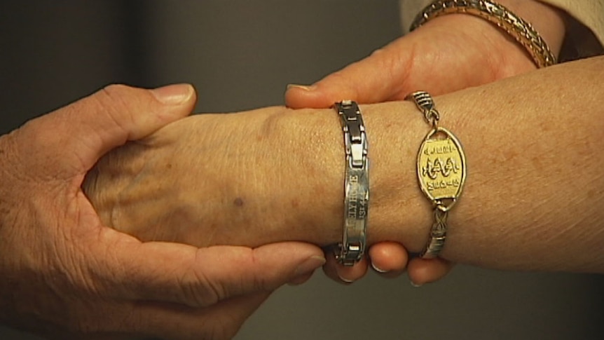 picture of alzheimers bracelet