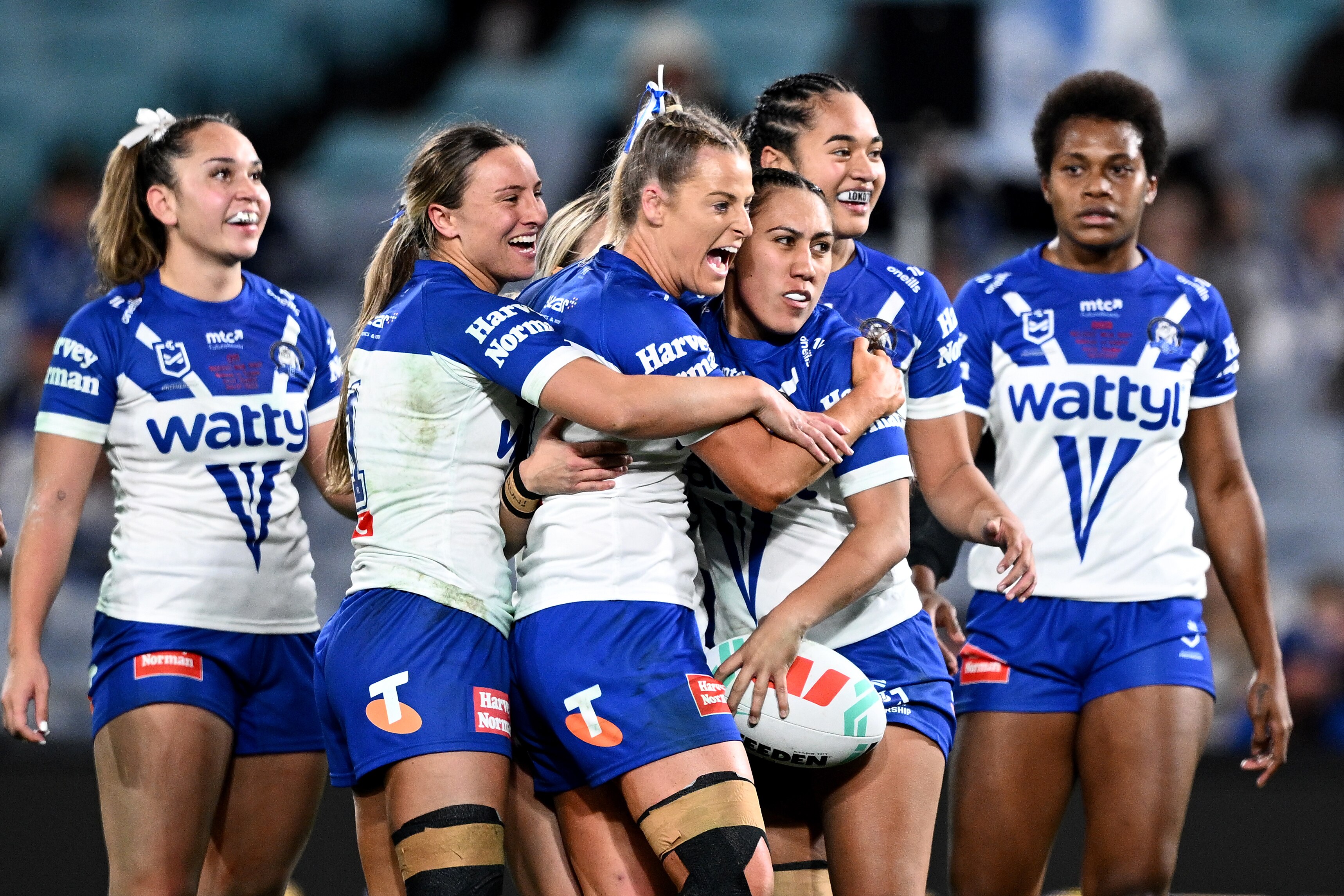 Ashleigh Quinlan celebrates with the Bulldogs