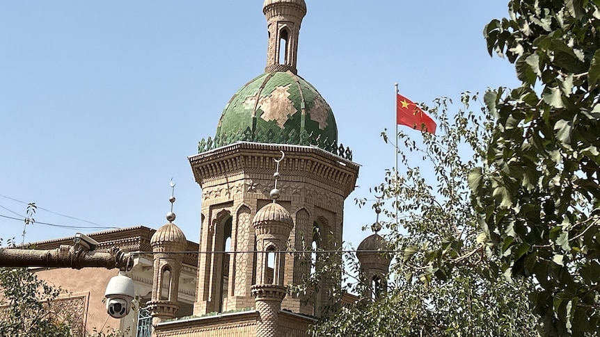 A mosque with the Chinese flag in the background 