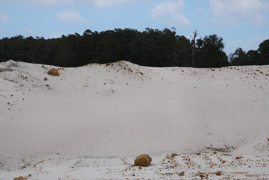 Un montículo de arena blanca