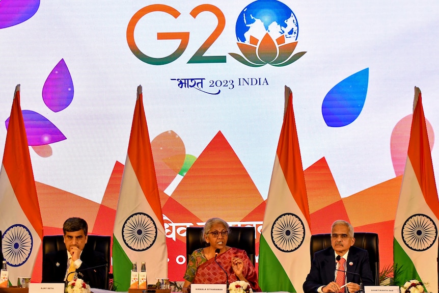 印度财政部长尼尔马拉·西塔拉曼 (Nirmala Sitharaman) 在印度向 G20 集团发表讲话。