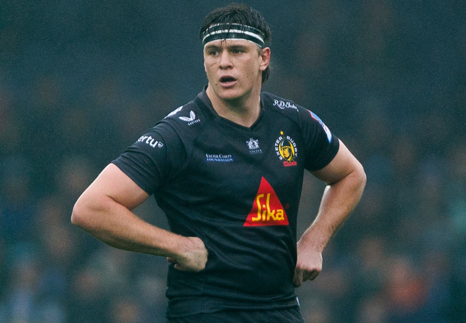 Tom Hooper com as mãos na cintura jogando pelo Exeter Chiefs.