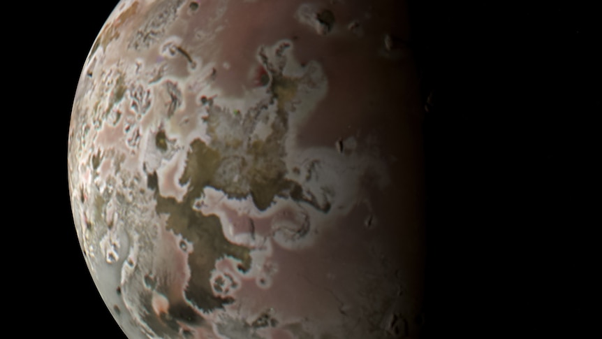 NASA, Jüpiter’in lavlarla kaplı uydusu Io’nun daha önce hiç görülmemiş görüntülerini paylaşıyor