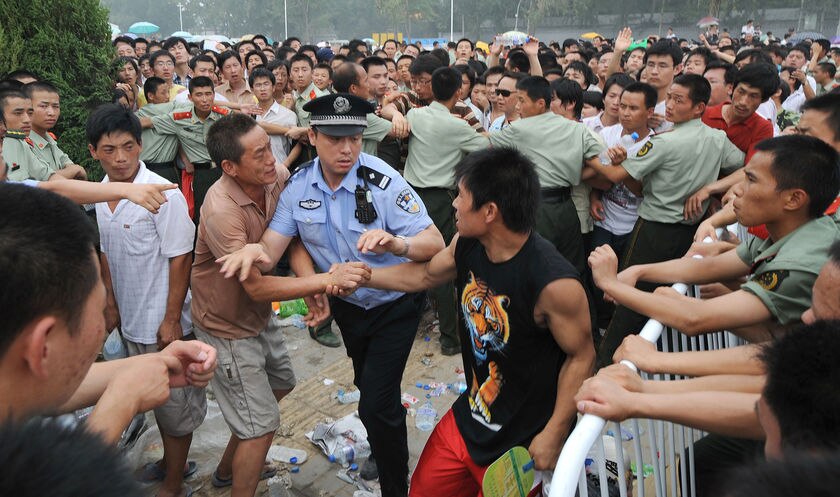 Драка в офисе. Китайцы дерутся. Китайцы дерутся. Женщины дерутся на улице. Драки в парламентах корея и другие.