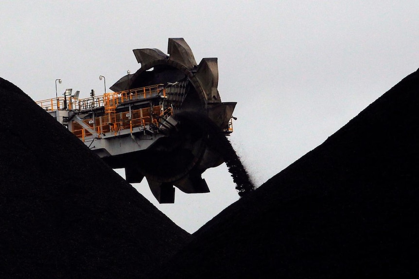 Ein Reclaimer lagert Kohle im Kohlehafen in Newcastle, Australien