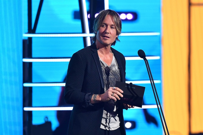 Keith Urban on stage speaking.