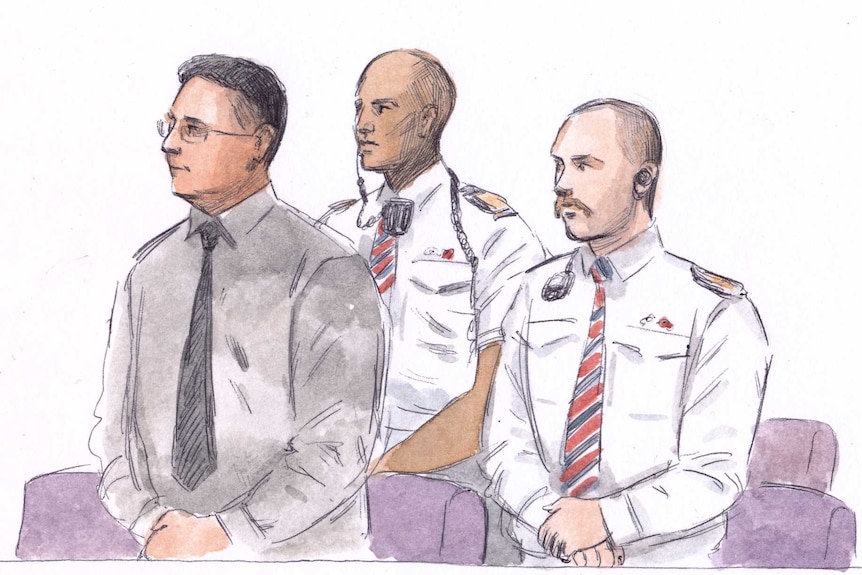 A court sketch of Bradley Edwards standing next to two security guards.
