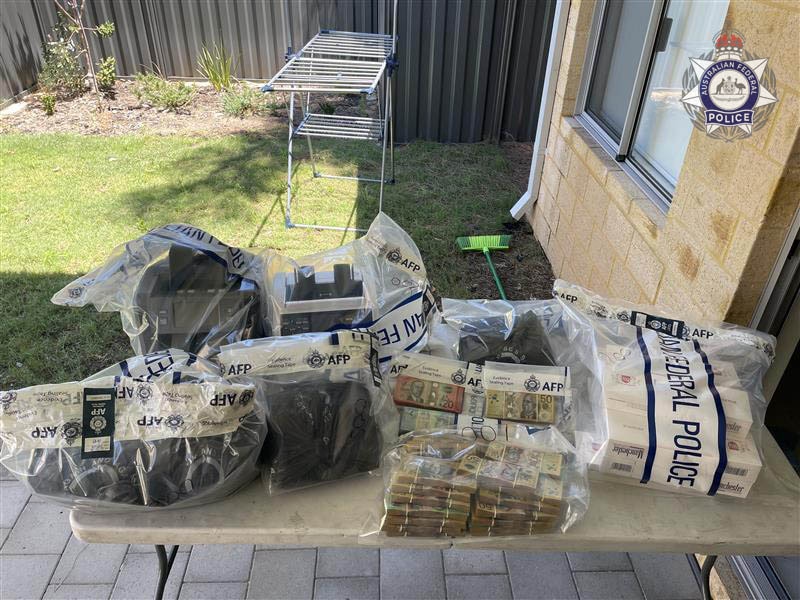 Bolsas de dinero en efectivo y pruebas de la AFP sobre una mesa.