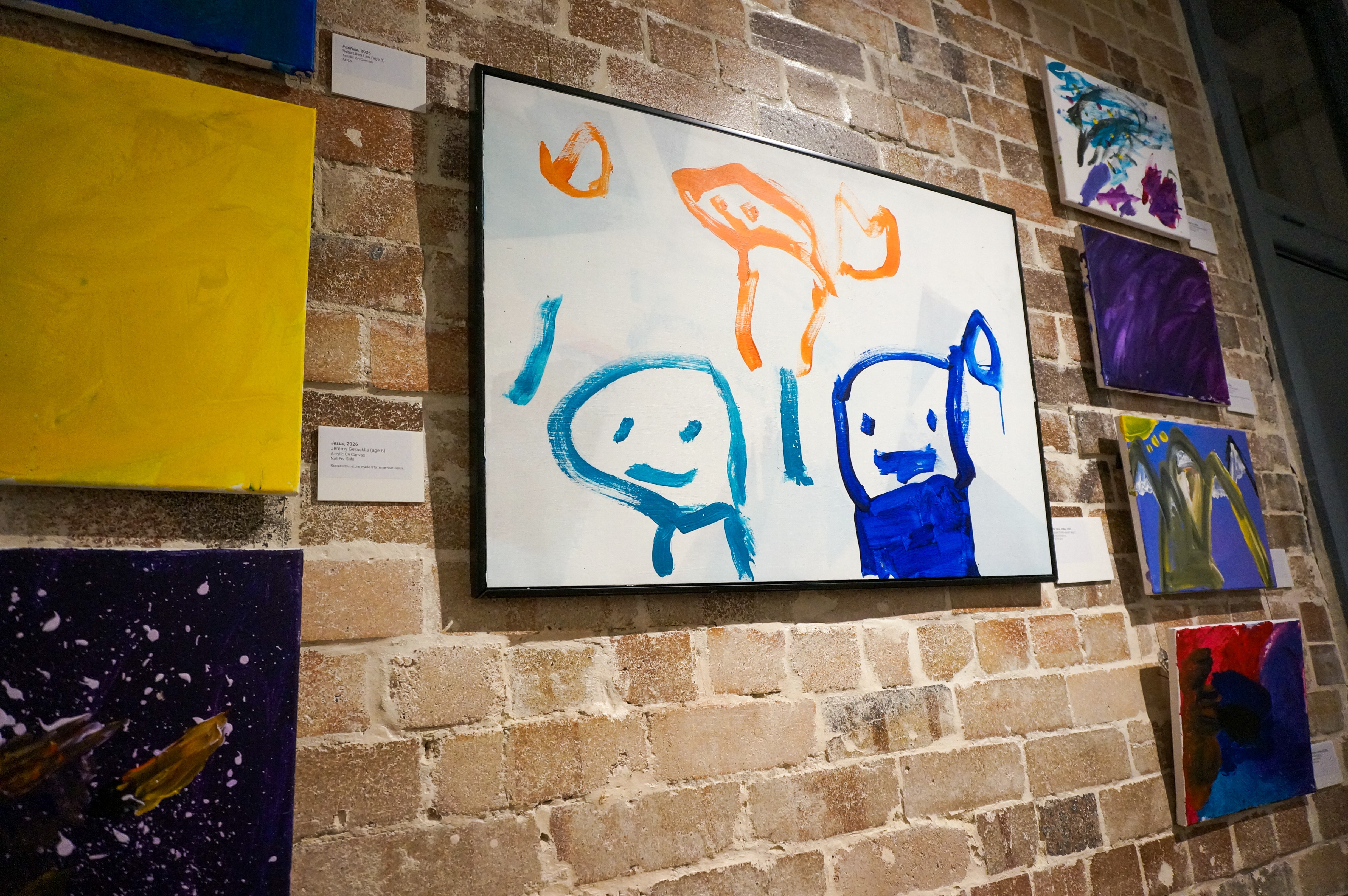 Картина с изображением трех человек желтого, голубого и темно-синего цветов.