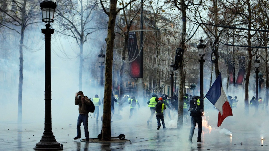 "Yellow jacket" protests continue on Champs-Élysées in Paris.