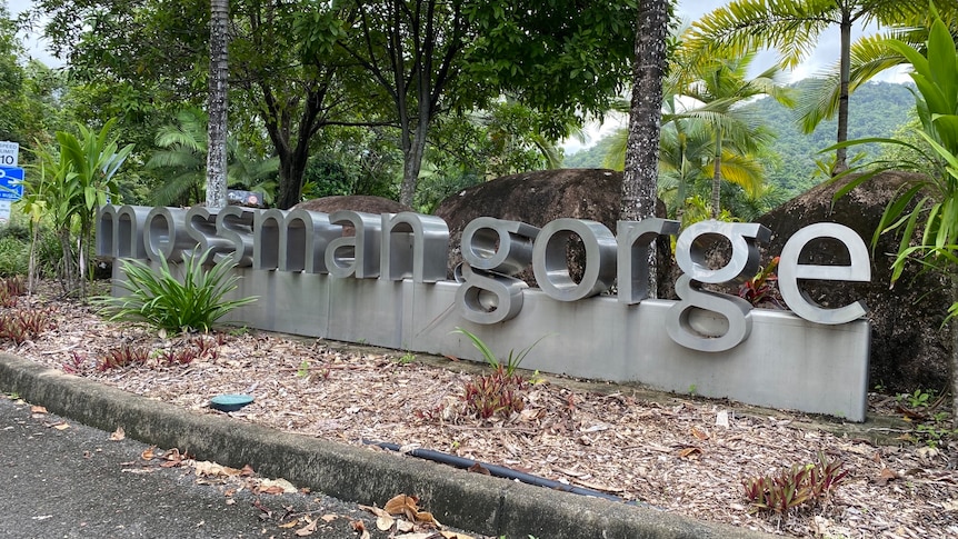 A sign that says Mossman Gorge 