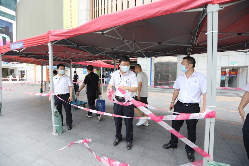 Government officials set up a cordon line at the SEG Plaza in Shenzhen following the incident.