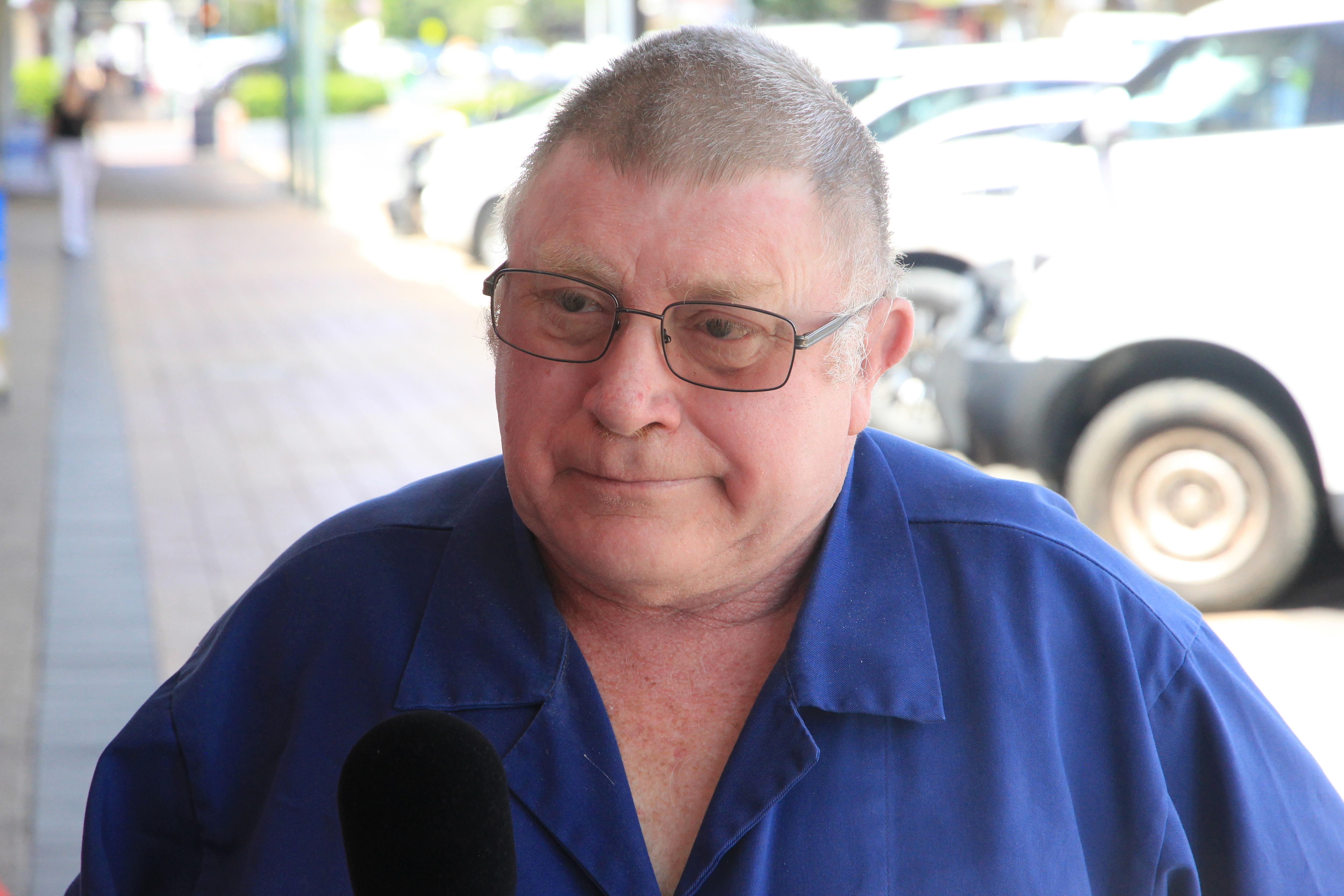 Un hombre mayor con mierda azul y gafas.