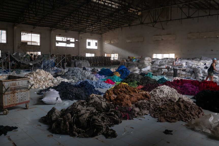 Residuos textiles en Camboya.