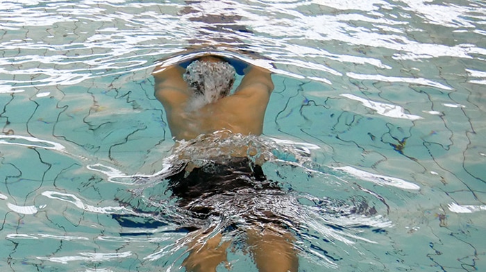 Pratish George at an adult learn to swim class in Alice Springs.