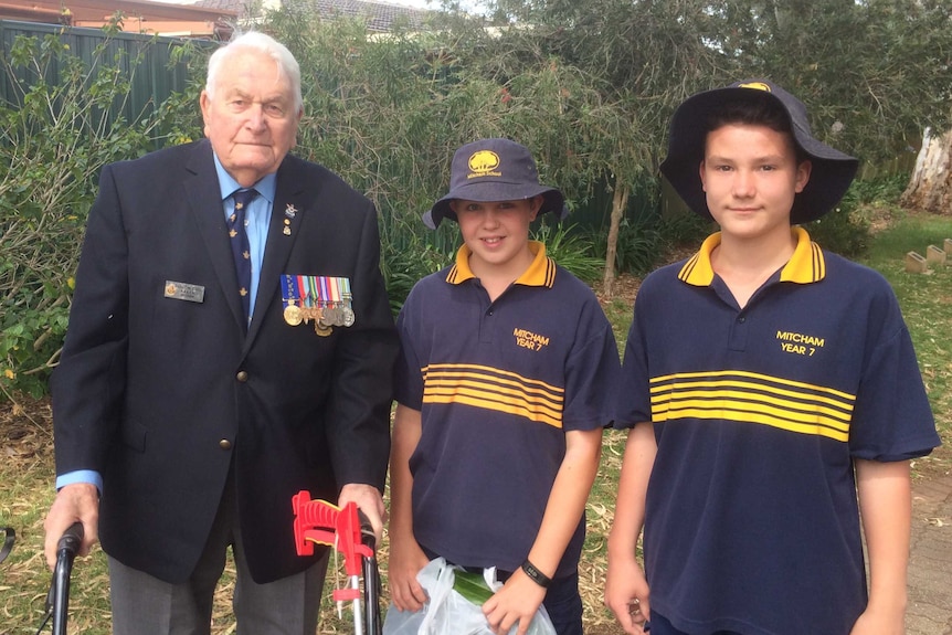 Dudley Mitchell WW2 New Guinea and Borneo veteran with yr 7 students Alex Rayner and Joel Adlington