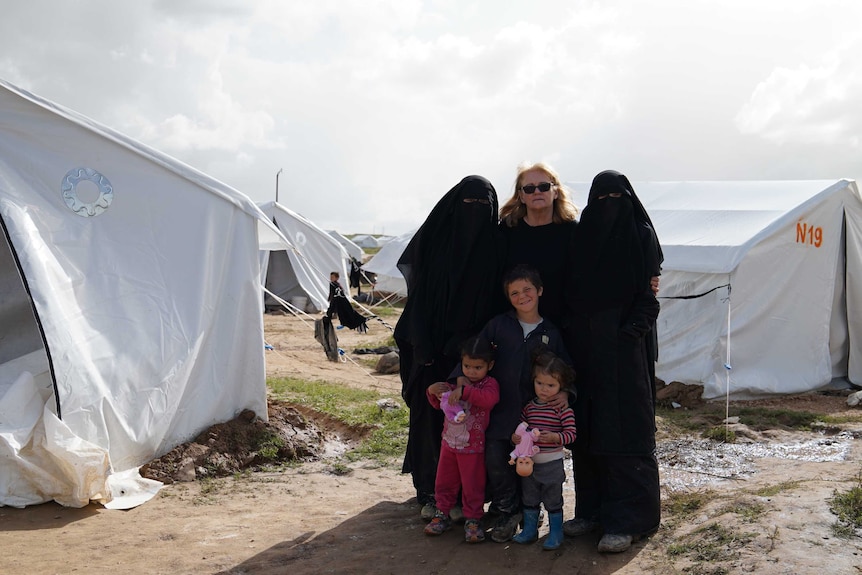 Karen Nettleton with Hoda, Zaynab, Hamzeh and two great grandchildren infront of their ISIS refugee tent