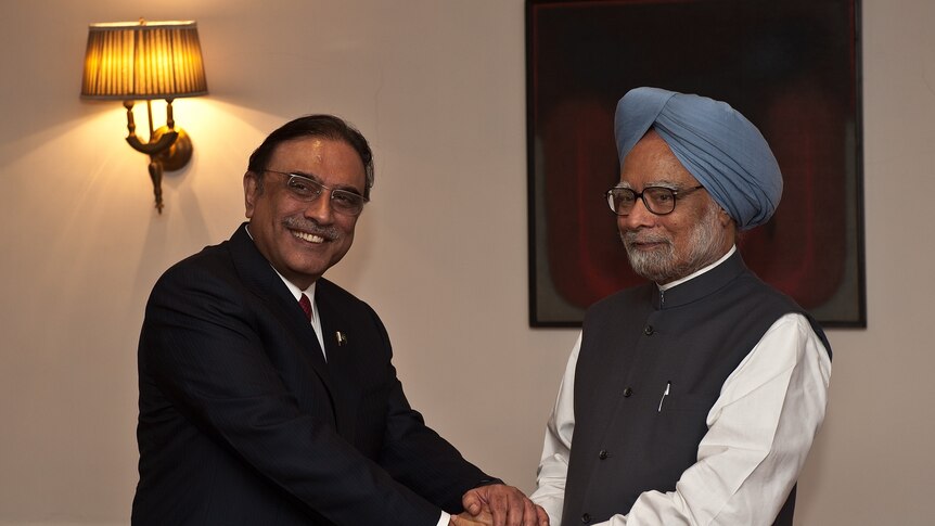 Indian prime minister Manmohan Singh (R) and Pakistan president Asif Ali Zardari at an April 2012 meeting in New Delhi