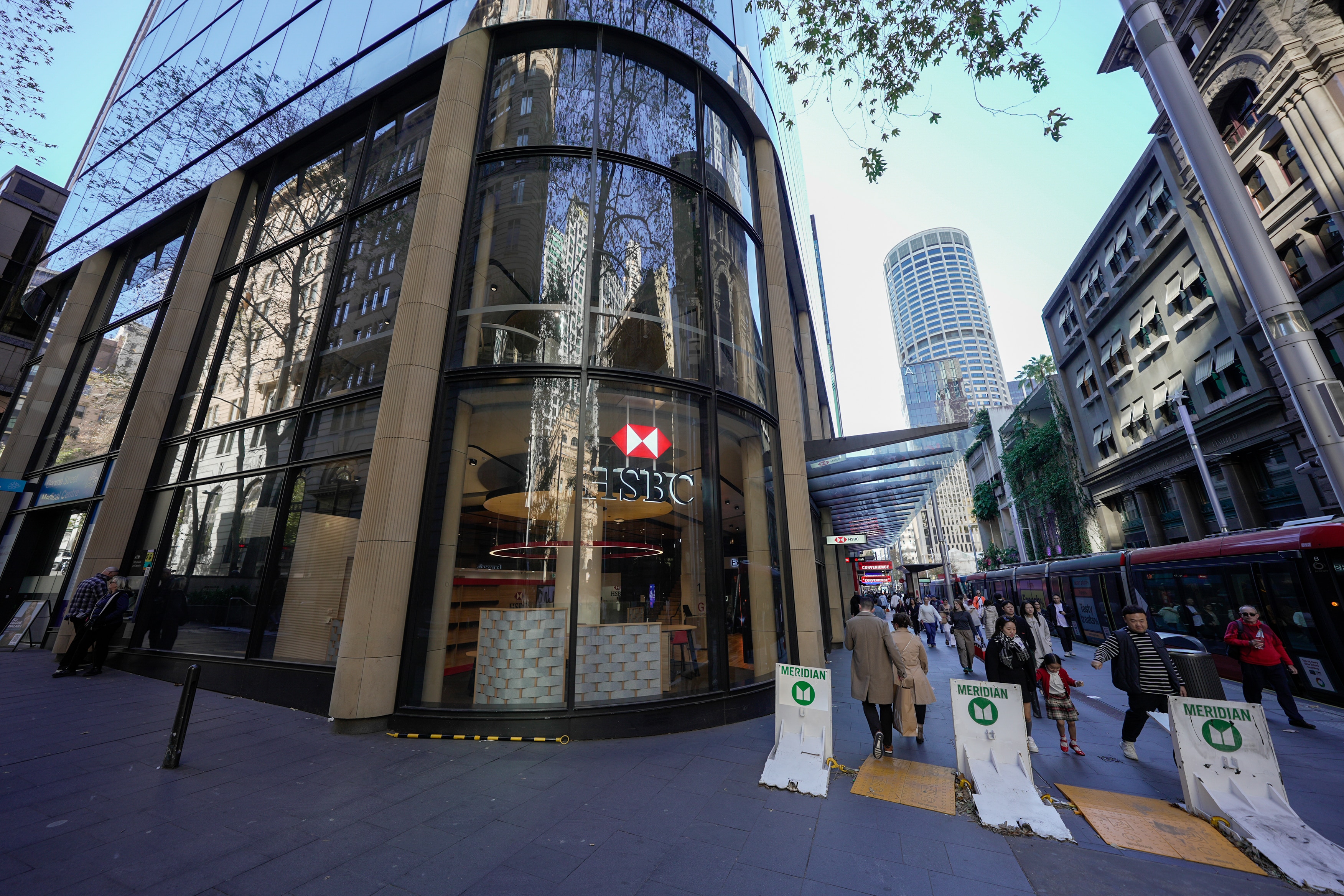 Wide shot of the HSBC bank building in Sydney.