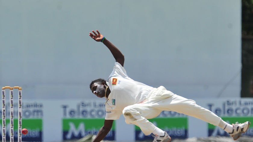 Mendis dives to field the ball