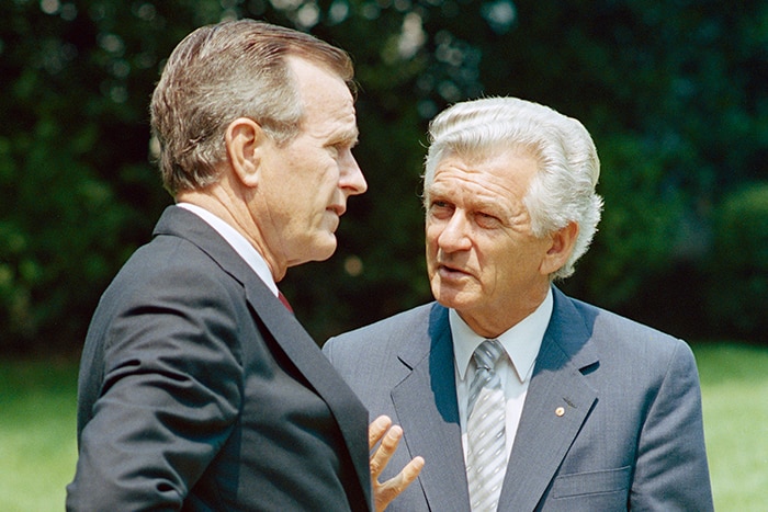 与包括美国总统老布什在内的同时代许多世界领导人相比，霍克对天安门事件发生后描述的细节要明确得多。