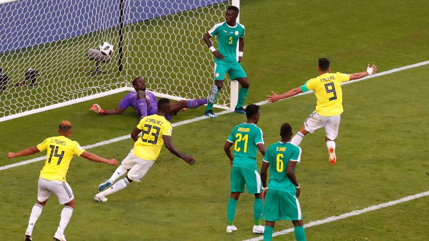 Colombia celebrates Yerry Mina's goal against Senegal