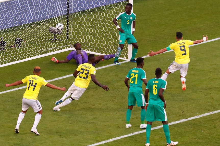 Colombia celebrates Yerry Mina's goal against Senegal