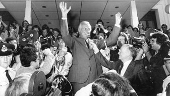 Gough Whitlam speaking on the stairs of Parliament House after the Dismissal, November 11, 1975 (National Library of Australia)