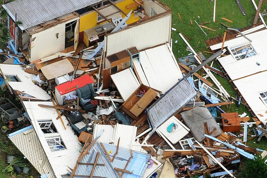 Une maison, complètement détruite, avec des débris partout à Tully après le passage du cyclone Yasi le 3 février 2011.