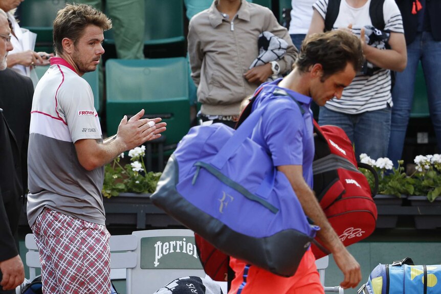 Wawrinka applauds Federer as he leaves the French Open