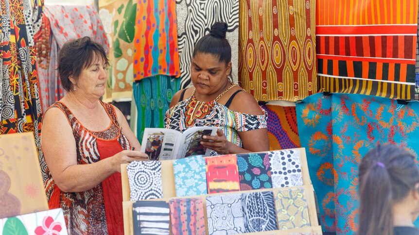 The Revealed Aboriginal art market allows the public to buy direct from artists and art centres.